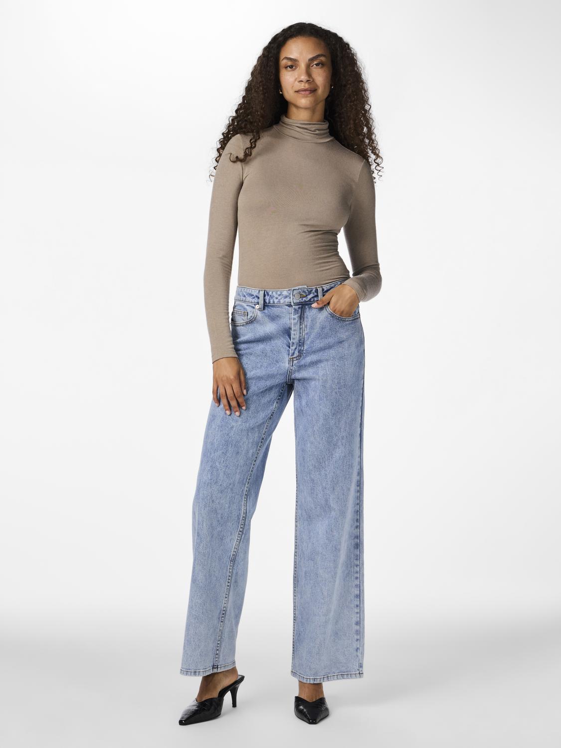 model_shot-front_full